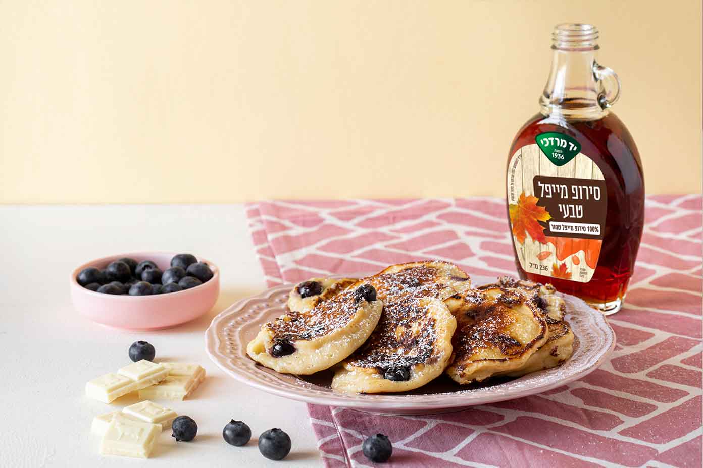 פנקייק גבינה ואוכמניות עם מייפל ושוקולד לבן