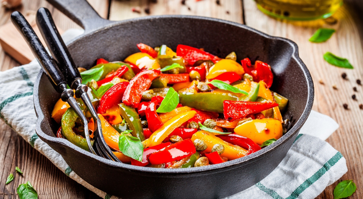 סלט פלפלים קלויים בשום, שקדים ודבש