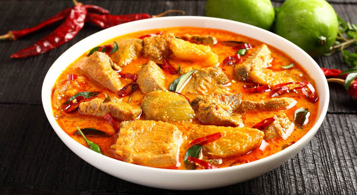 קדרת דג בקארי וחלב קוקוס