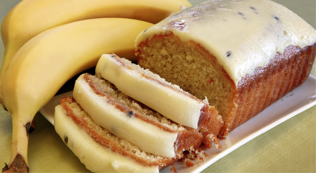 לחם בננות ותמרים בציפוי גבינת שמנת ומייפל