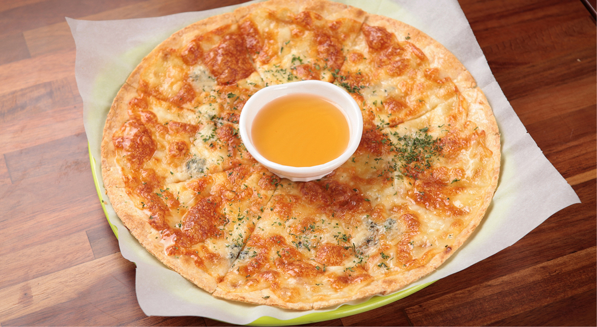 פיצה לבנה עם 3 סוגי גבינות