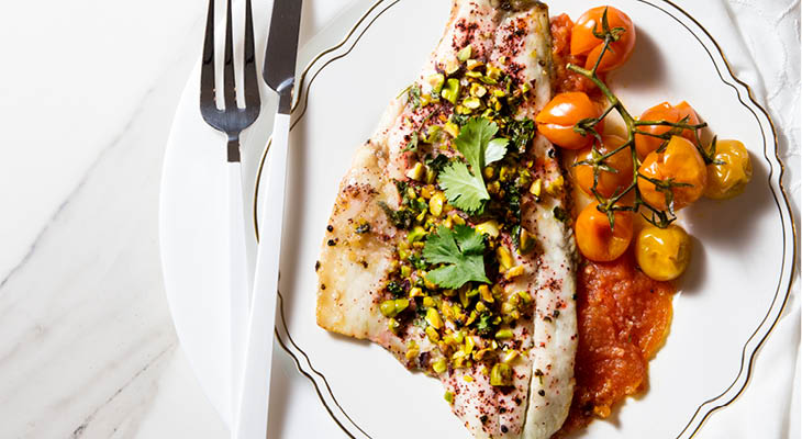 פילה דניס בשמן זית, פיסטוקים וסומק על מצע עגבניות