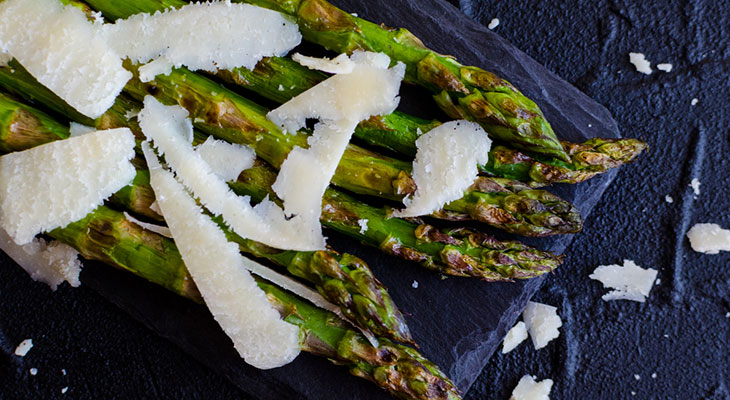 אספרגוס בתנור ברוטב לימון, חרדל וגבינת פרמז'ן