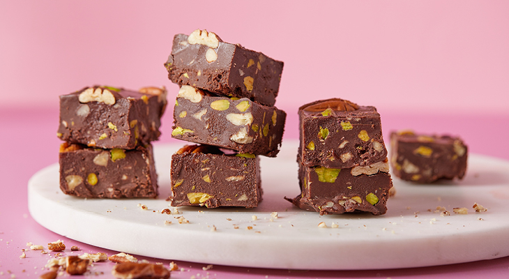 פאדג' שוקולד וטחינה עם דבש, פקאנים ופיסטוקים