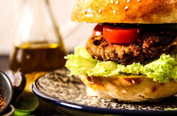 המבורגר פורטובלו צמחוני במילוי סלט בורגול