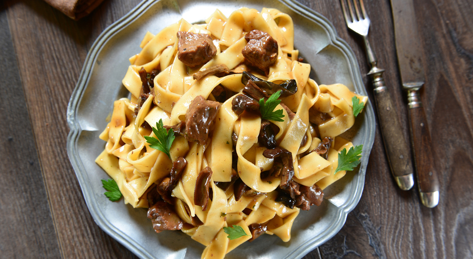 פסטה פטנט עם "שאריות" צלי ופטריות בדבש בלסמי בצל