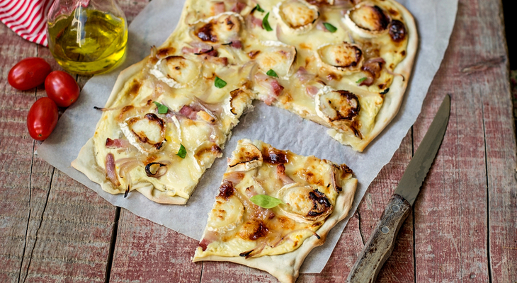 פיצה עם גבינת ברי, פטריות ובצל במייפל