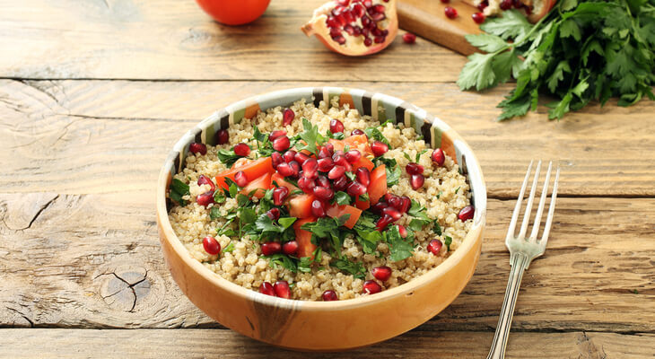 סלט קינואה עם רימון, עגבניות ופטרוזיליה