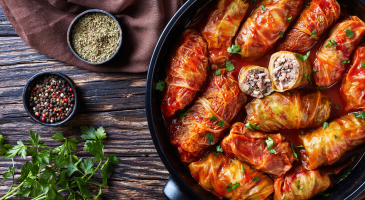 כרוב ממולא בבשר ורוטב עגבניות