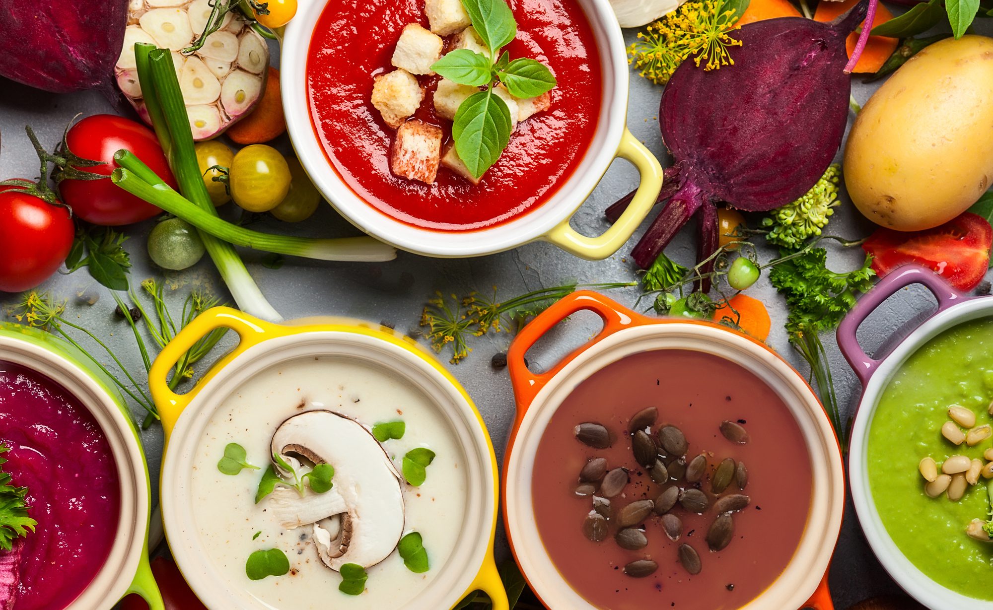 חמים ויפים: 5 מתכונים ל-5 מרקים צבעוניים לחורף