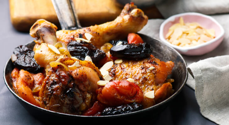 עוף עם סילאן ופירות יבשים