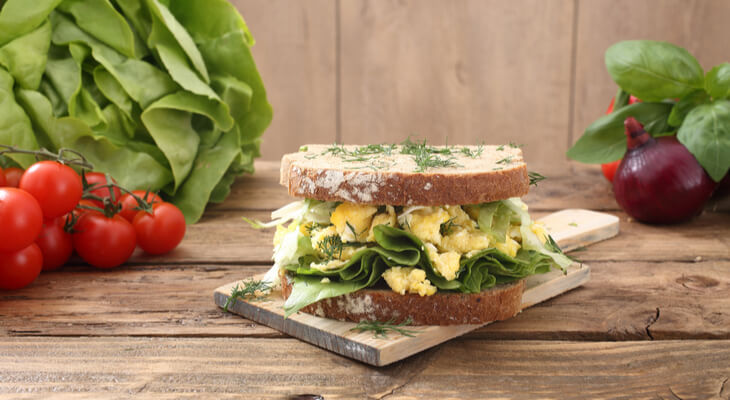 כריך סלט ביצים