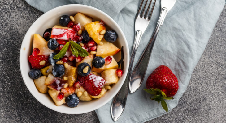 סלט פירות ברוטב וניל וקונפיטורה