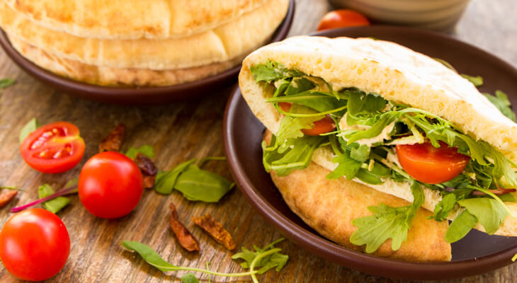 פיתה עם חומוס וסלט יווני