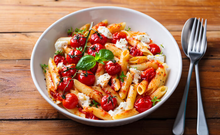 סלט פסטה ועגבניות צלויות