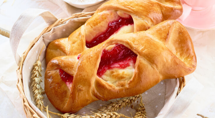 מאפה ממולא גבינת ברי וקונפיטורה