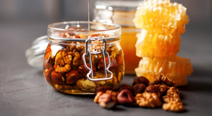 דבש ולימון לסלטי פירות- חמוץ מתוק