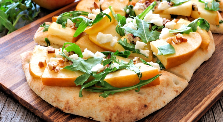 פיצה מלוחה-מתוקה עם גבינת פטה, תפוחים ובצל מקורמל בדבש