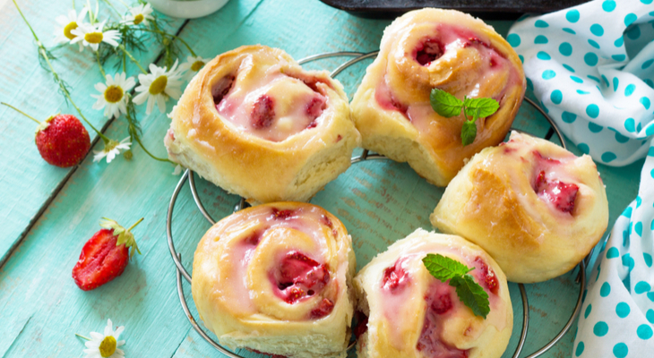 חיתוכיות בלונדי וקונפיטורה פירות יער