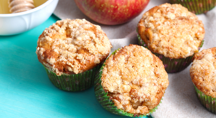 מאפינס דבש חגיגי עם תפוחים מקורמלים