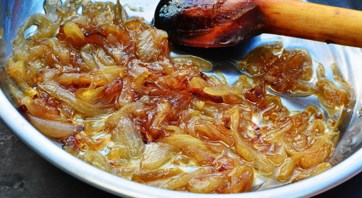 לקרמל בצלים במחצית הזמן