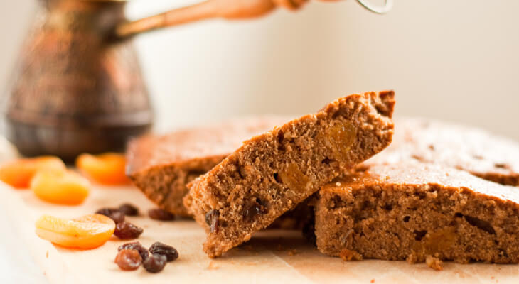 עוגת דבש עם פירות יבשים וקונפיטורה