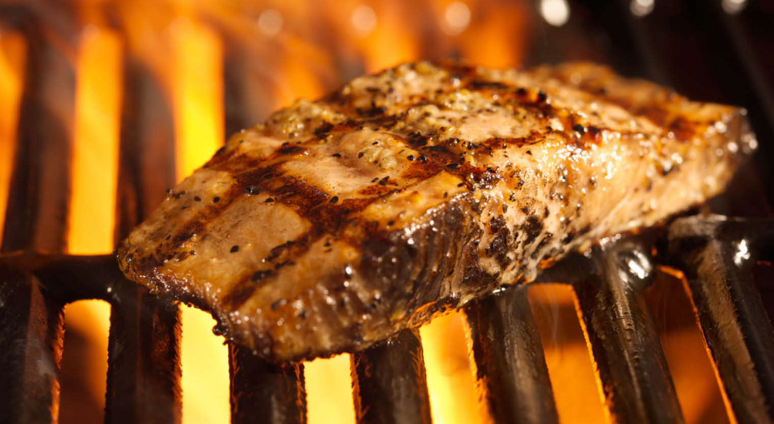 איך לצלות דג על הגריל מבלי שיתפרק?