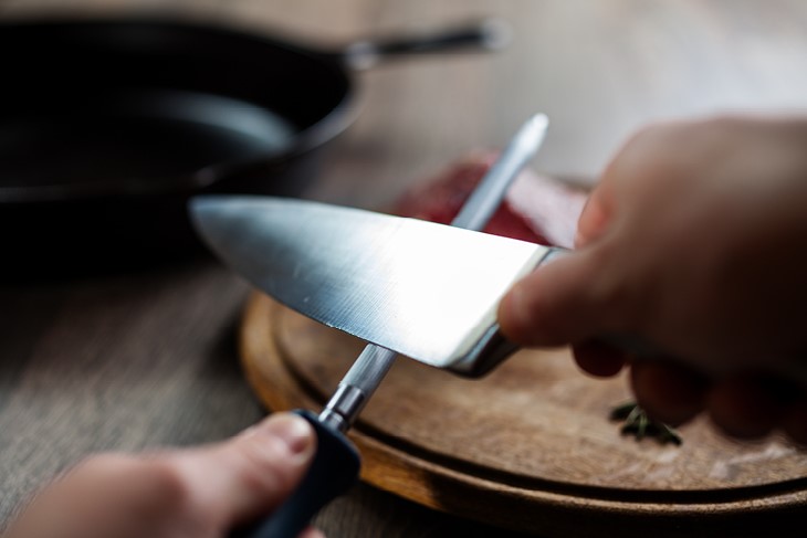 איך להימנע מחתכים מסכין במטבח?