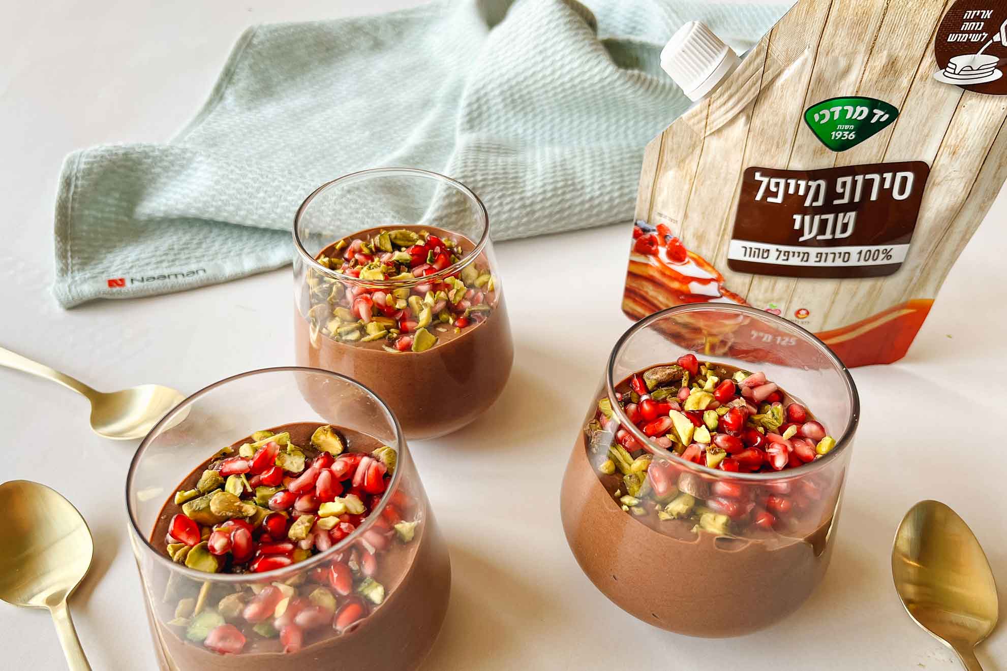 מוס שוקולד ומייפל עם פיסטוקים ורימונים