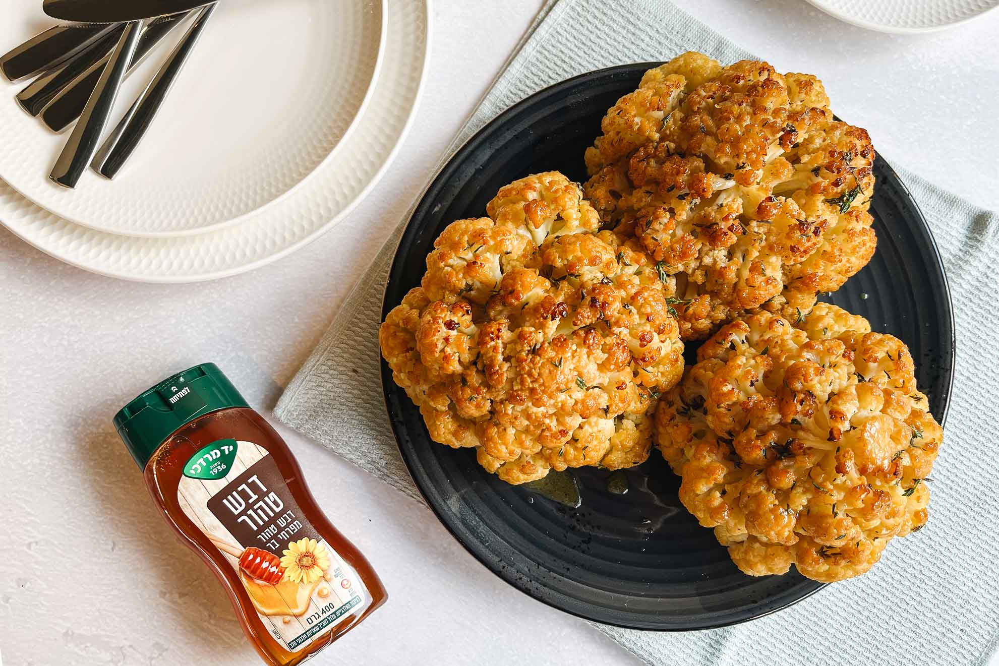 תוספת מפוארת: כרובית שלמה בתנור בדבש, חרדל וטימין