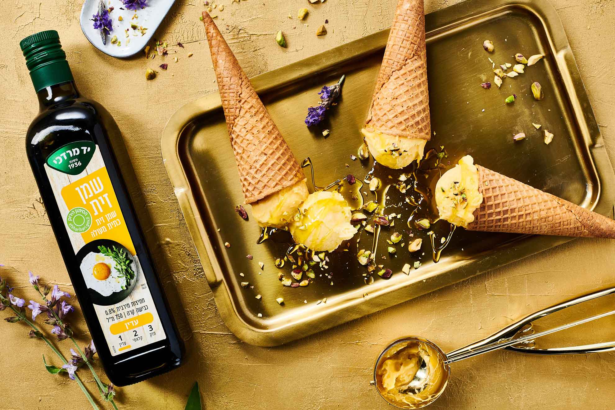 גלידת לאסי על בסיס יוגורט, דבש, מנגו והל.