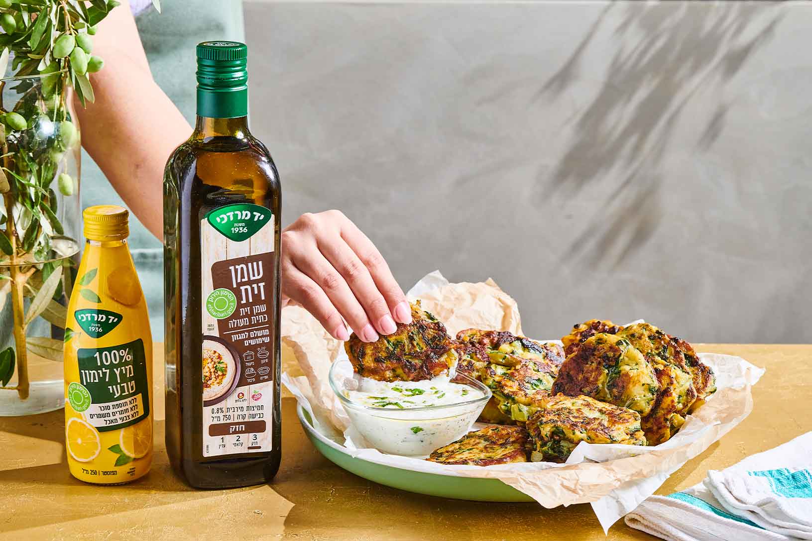 לביבות תפוחי אדמה ומנגולד עם רוטב יוגורט לימוני