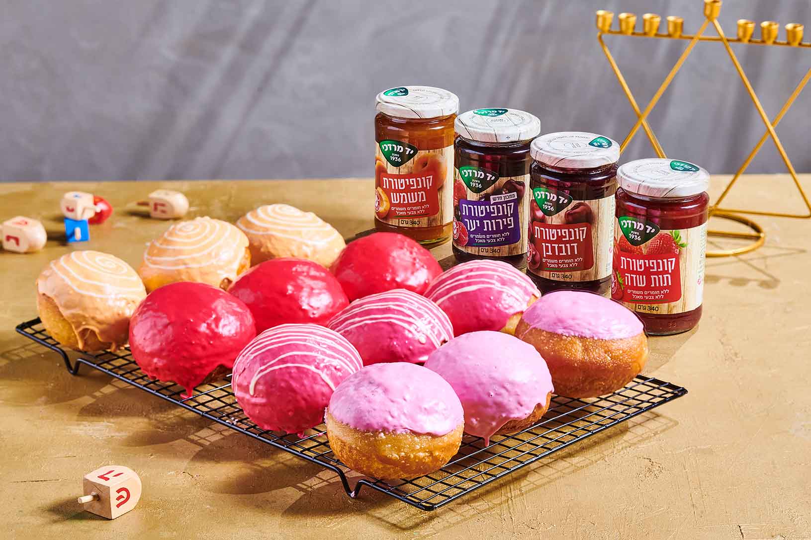 סופגניות עם ציפוי צבעוני בארבעה מילויים שונים