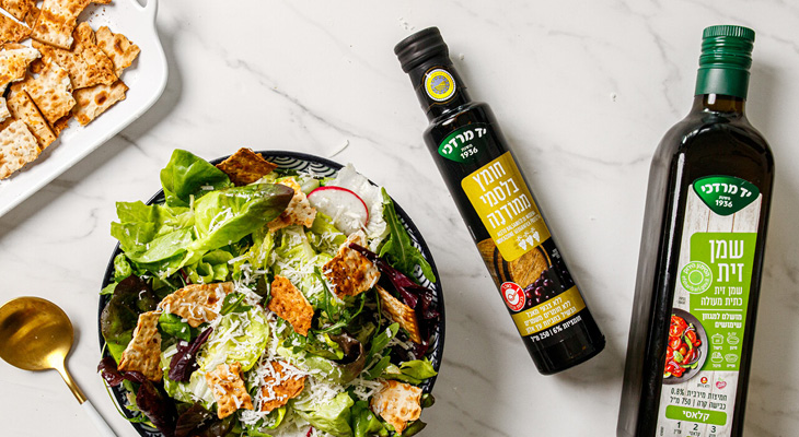 סלט עם קייל, שמן זית בלסמי ופרמז'ן