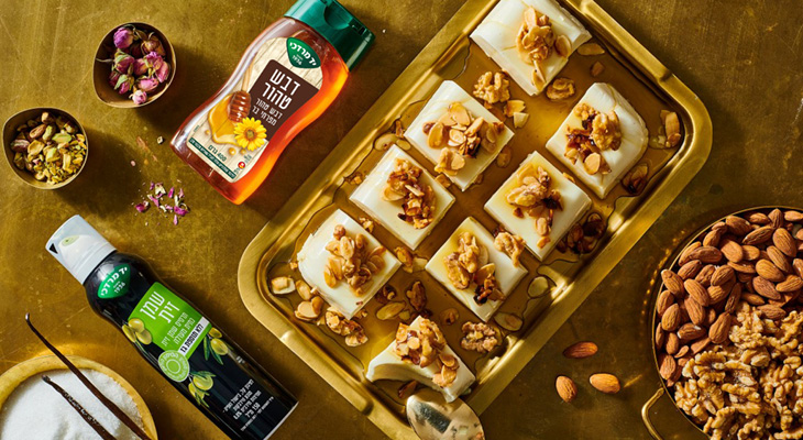 פנקוטה רכה ומתוקה מיוגורט עיזים, דבש ופיצוחים