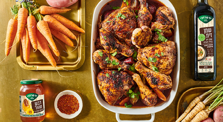 כרעיים בתנור במרינדה מתקתקה עם ירקות שורש צבעוניים