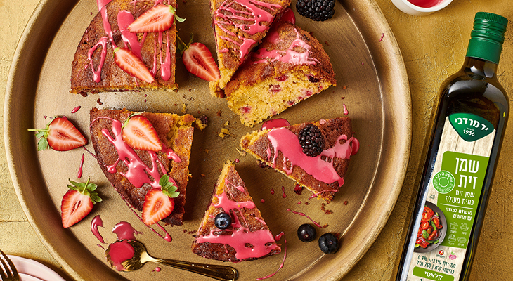 עוגת דבש עם לימון ופירות יער