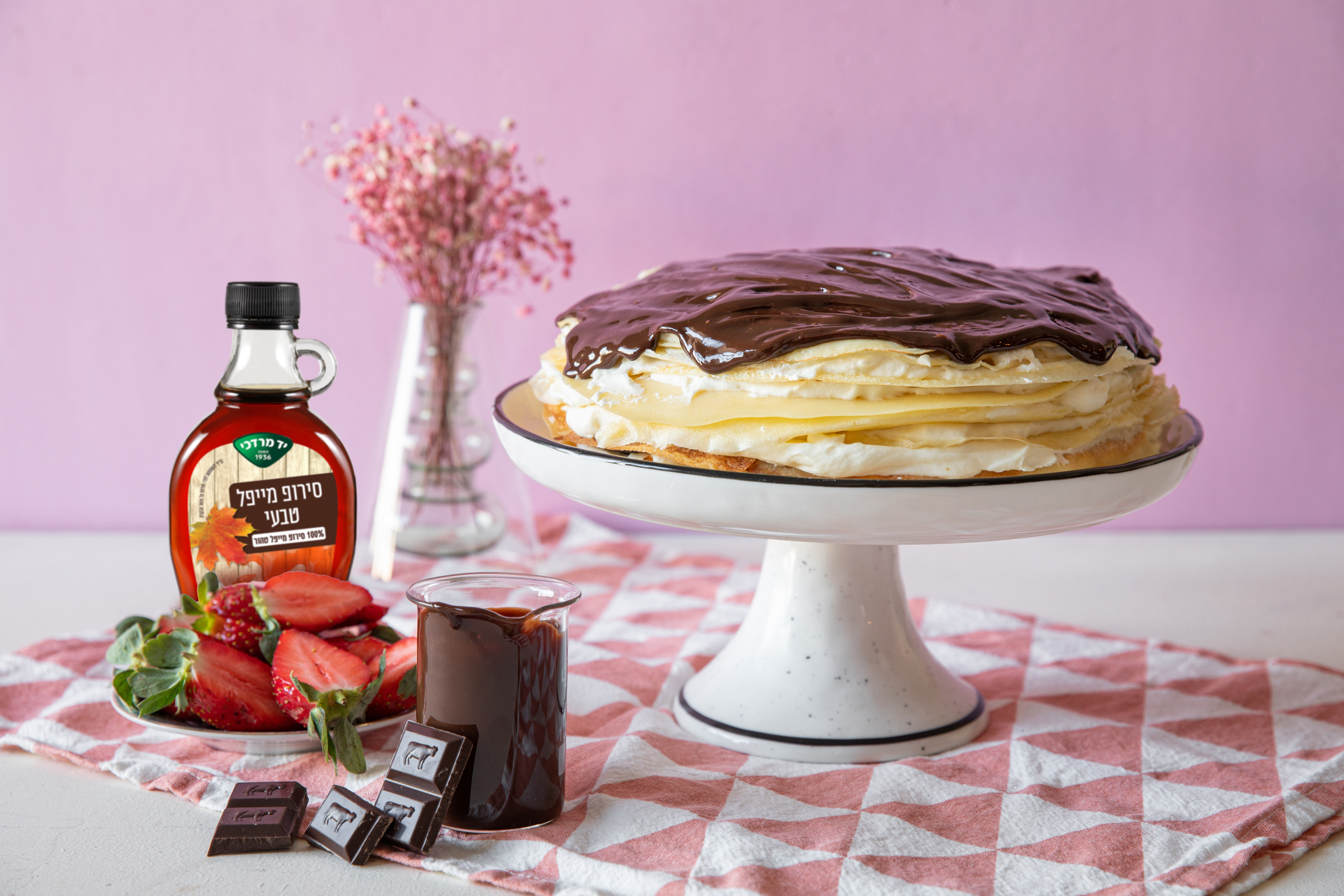 עוגת קרפים במילוי קרם וניל ומייפל עם רוטב שוקולד