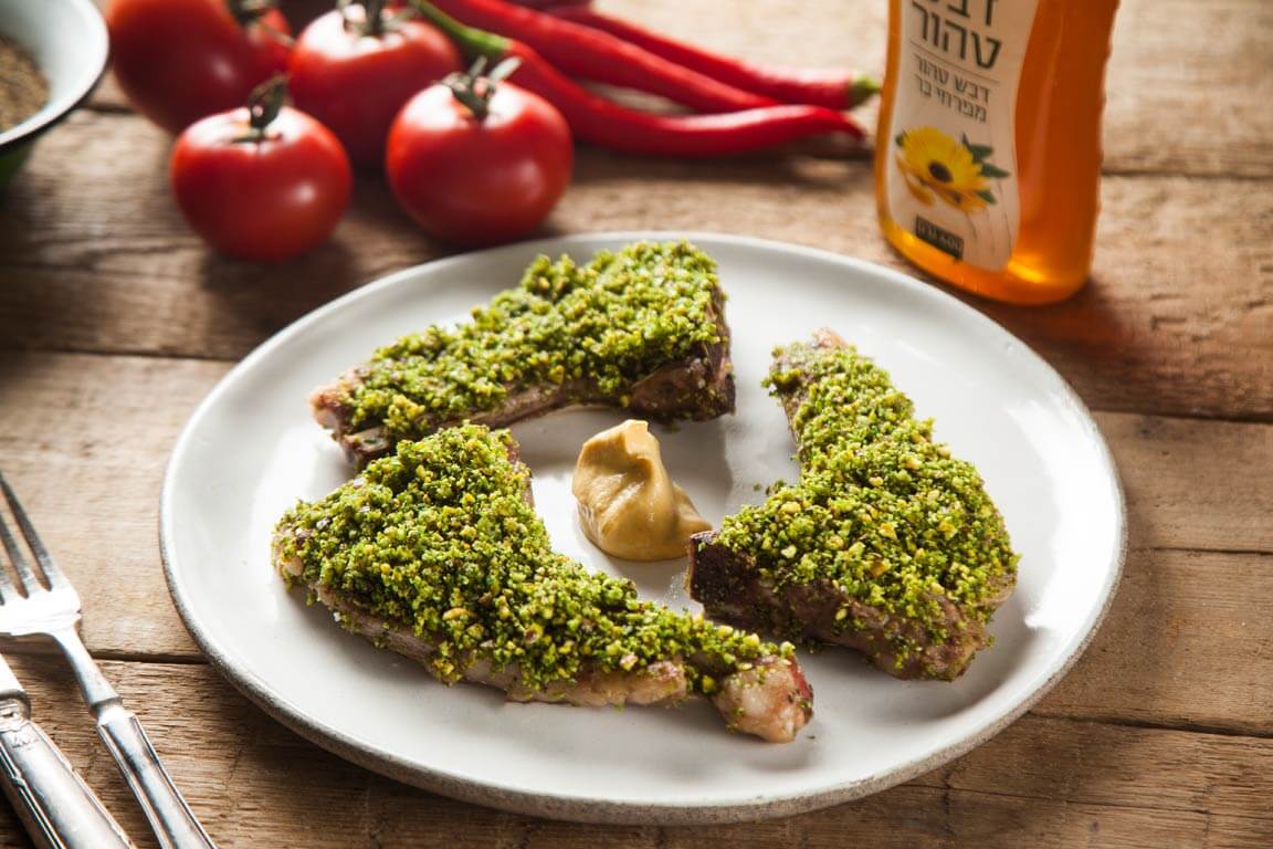 צלעות טלה בדבש עם קראסט פיסטוקים ועשבי תיבול