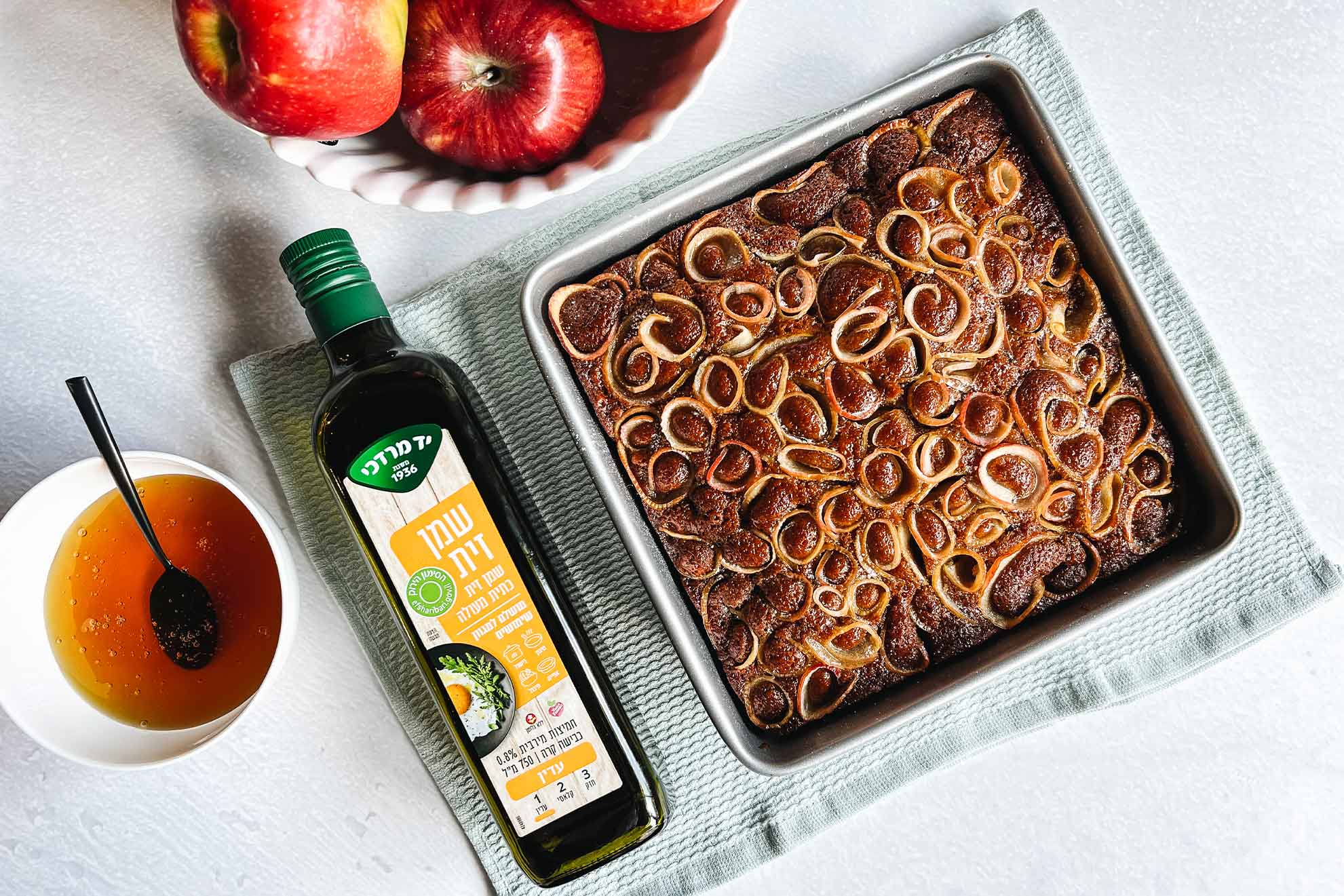 עוגת דבש ותבלינים עם פרחי תפוחים