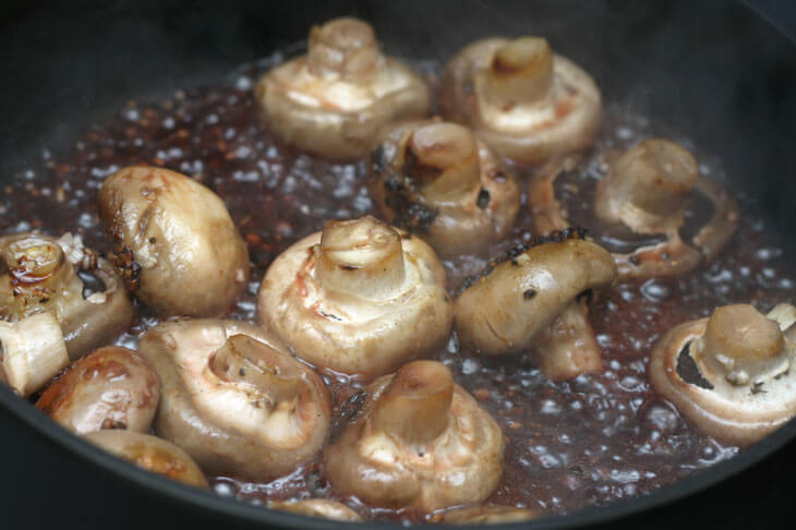 פטריות מוחמצות ביין אדום ובלסמי
