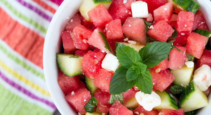 סלט קיצי של מלפפונים, אבטיח וגבינת פטה