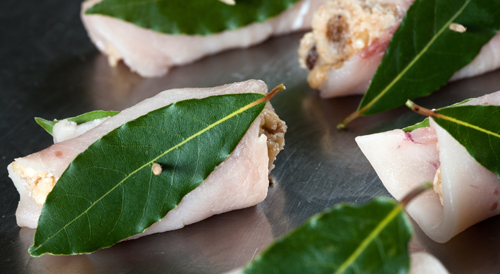 גלילות אורז עם רצועות דג במנגו קארי ועשבי תיבול