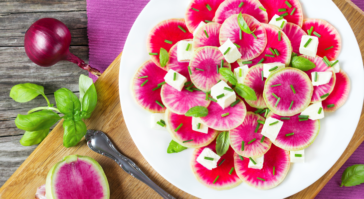 סלט צנוניות אדומות ולפתות לבנות ברוטב בלסמי חם
