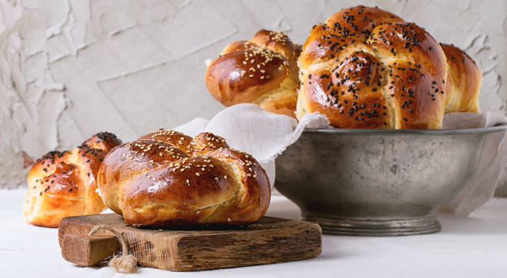 עוגת חלה וקונפיטורה לבחירה עם קרם פרש