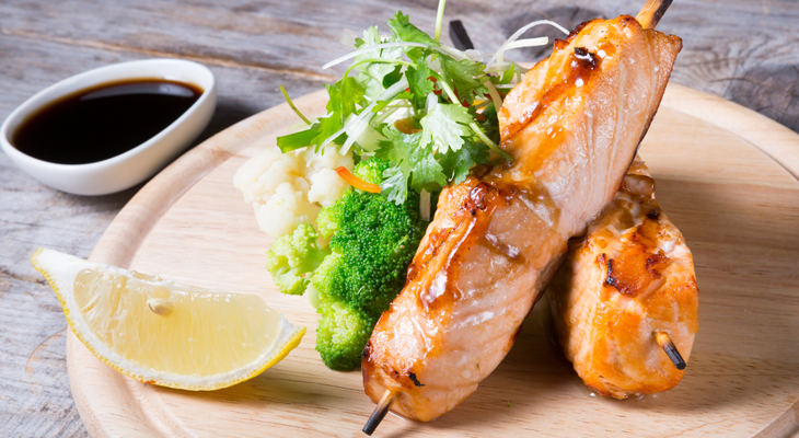 קוביות דג צלויות על שיפוד ומטבל סלק צלוי עם חרדל