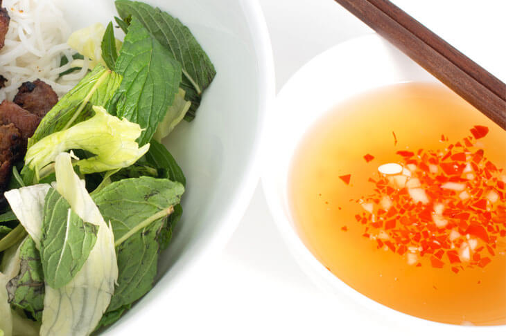 רוטב ויאטנמי שמעשיר סלטים מנות בשר ודגים